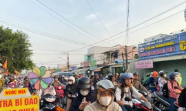 Chen chân lên phà, nhích từng mét trên cao tốc về TPHCM sau kỳ nghỉ giỗ Tổ