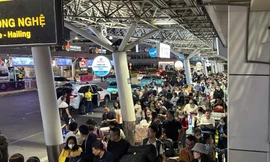 Ngày đầu nghỉ Tết, người dân chen chân ở sân bay Tân Sơn Nhất từ rạng sáng 