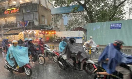 Mưa lớn đầu mùa giải nhiệt ở TPHCM