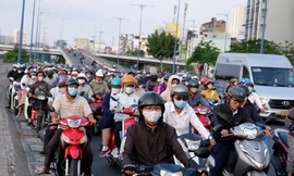 Đường vào trung tâm TPHCM chật cứng trong ngày đầu đi làm trở lại sau Tết 