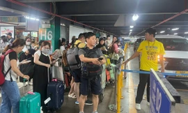 Mùng 6 Tết, sân bay Tân Sơn Nhất vẫn đón đông đảo người dân trở lại TPHCM