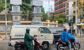 TPHCM mưa bất ngờ, người đi đường không kịp trở tay