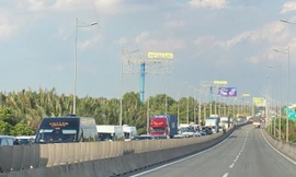 Ùn tắc kéo dài trên cao tốc TPHCM - Long Thành, xe nối đuôi 'chôn chân' nhiều giờ 