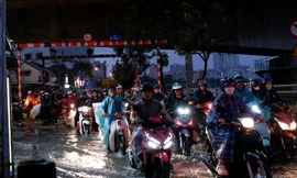 TPHCM khắp nơi kẹt xe, đường ngập sau cơn mưa trái mùa kết hợp triều cường rằm tháng Chạp 
