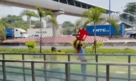 Vì sao bảo vệ nhà ga metro vác ghế đánh nhau với tài xế xe công nghệ?