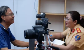 Ngày đầu người dân đến cấp, đổi giấy phép lái xe tại công an ở TPHCM