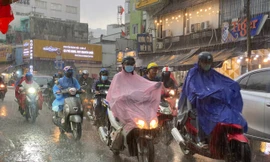 Sau mưa lớn trái mùa chiều qua, thời tiết TPHCM những ngày tới ra sao?