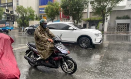 TPHCM cuối tuần có mưa trái mùa kèm các hiện tượng cực đoan 