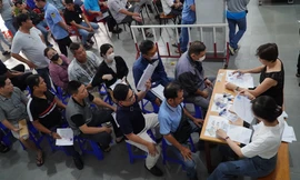 Người dân đổ xô đi đổi giấy phép lái xe, Sở GTVT TPHCM khuyến cáo gì? 