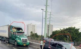 Nguyên nhân cần cẩu công trình ngã đè 2 ô tô ở TPHCM