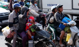 Người dân nô nức trở lại TPHCM ngày mùng 5 Tết Nguyên đán