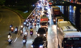 Xe cộ xếp hàng cửa ngõ TPHCM trong chiều tối trước kỳ nghỉ giỗ Tổ 