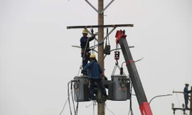 Cận cảnh di dời loạt trụ điện trên đường nghìn tỷ, cứu kẹt xe cửa ngõ TPHCM