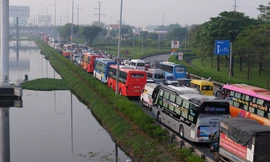 'Chen chân' ở cửa ngõ TPHCM sáng 25 Tết 