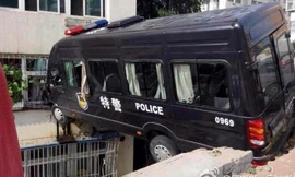 Chiếc xe nằm vắt vẻo giữa rãnh sâu, đầu đâm vào tòa nhà đối điện 