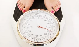 Kiểm tra cân nặng để kịp thời có sự điều chỉnh thực đơn nếu cần thiết. Ảnh: telegraph.co.uk