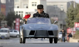 Ông Guo lái siêu xe Lamborghini tự chế chở cháu nội đi chơi