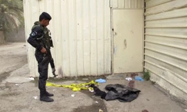Cảnh sát quan sát vệt máu tại nơi xảy ra vụ thảm sát gái mại dâm ở Baghdad, Iraq