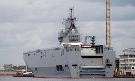 Một chiếc tàu sân bay trực thăng lớp Mistral