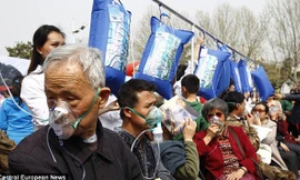 Người dân tới hít thở không khí sạch tại một trạm oxy ở Trịnh Châu, Hà Nam