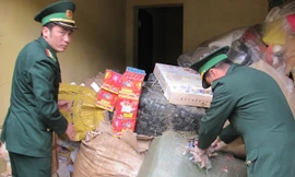 Biên phòng Cốc Nam bắt giữ hàng lậu từ Trung Quốc. Ảnh: Duy Chiến