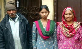 Manju Dharra cùng bố mẹ của mình 