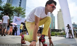 Quý ông thi chạy trên giày cao gót