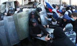 Cảnh đụng độ giữa cảnh sát và người biểu tình ở miền đông Ukraine