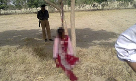 Cảnh sát Pakistan bên cạnh thi thể cô gái 20 tuổi 