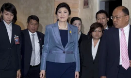 Thủ tướng Thái Lan Yingluck Shinawatra trước cửa Tòa án Hiến pháp ở Bangkok