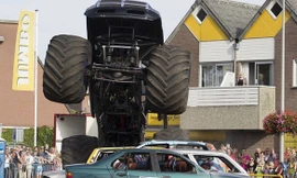 Chiếc xe tải khổng lồ bất ngờ lao vào đám đông