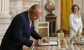 Vua Juan Carlos kí vào văn bản thoái vị, nhường ngôi cho thái tử Felipe