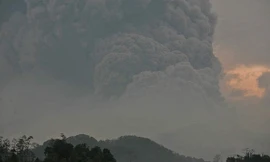 Núi lửa Kelud phun trào nhìn từ làng Mbalak, Blitar, Đông Java, Indonesia 