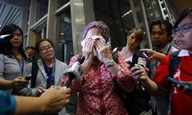 Thân nhân hành khách MH17 khóc nức nở tại sân bay