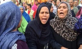 Người thân của bị cáo bên ngoài tòa án của Ai Cập