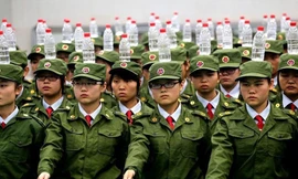 Các sinh viên của trường Học viện Quản lý Công nghiệp Hàng không Trịnh Châu phải đội chai nước khi tập quân sự.