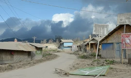 Thị trấn hoang tàn sau núi lửa phun trào ở Indonesia