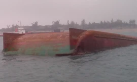 Chiếc xà lan bị chìm trên biển Cảng Sơn Dương khiến một người mất tích.