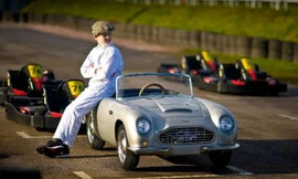 Cậu bé sành điệu bên chiếc Aston Martin DB Junior