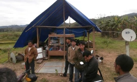 Người dân dựng lều bạt tại bãi bồi bên sông Kôn để ở tạm.