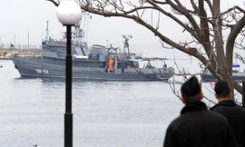 Một tàu Nga tại vịnh Sevastopol, Crimea, Ukraine