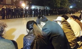 Thân nhân hành khách MH370 tụ tập bên ngoài Đại sứ quán Malaysia tại Bắc Kinh, Trung Quốc sáng sớm ngày 25/4