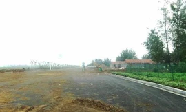 Một đường cao tốc xây dựng bất hợp pháp bị phủ dưới lớp bùn đất ở Giang Tô, Trung Quốc