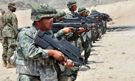 FN F-2000 là súng có thiết kế rất hầm hố và hoàn toàn khác xa so với các thiết kế súng trường tiến công trước đây.