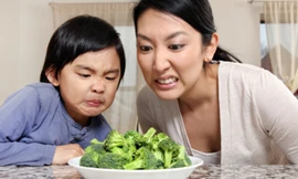 Hàng trăm học sinh ngộ độc vì ăn tối ở trường