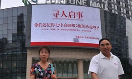 Biển quảng cáo kêu gọi họp lớp.