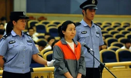 Một nữ quan chức phải hầu tòa