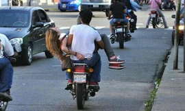 Hình ảnh lan truyền trên mạng cho thấy Genesis Carmona khi được đưa tới bệnh viện 