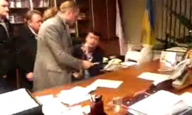 Ông Aleksandr Panteleymonov (ngoài cùng bên phải), Giám đốc Điều hành NTU bị nhóm người xông vào đánh đập, ép viết đơn từ chức