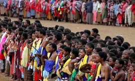 Hàng năm, hàng chục ngàn trinh nữ sẽ nhảy múa trước mặt nhà vua để ông chọn hoàng phi